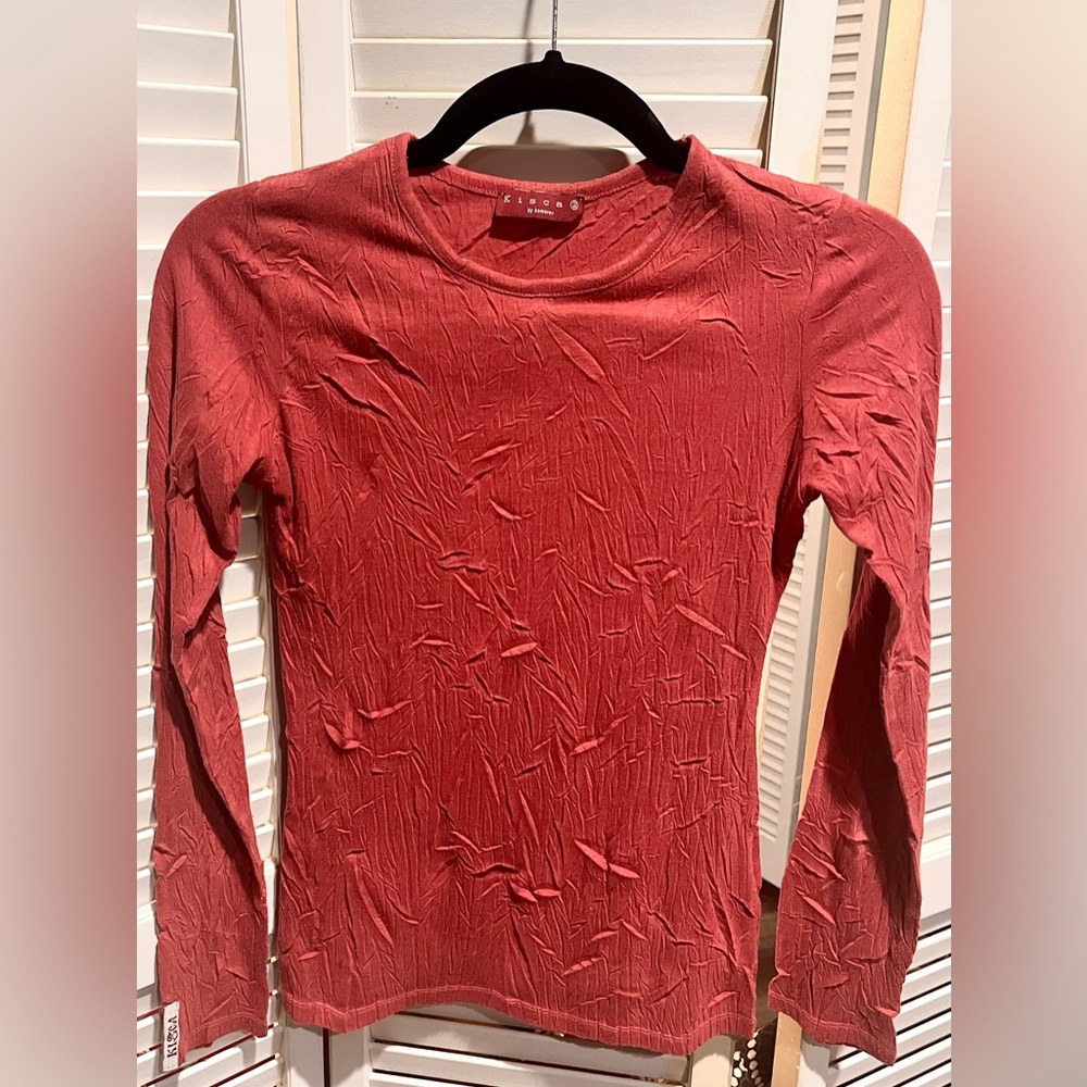 Creased style long sleeve shirt.